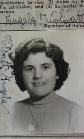 Photographie d’identité de la jeune Angela, portant un col roulé et un pendentif.