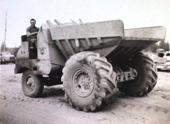 Giovanni jeune homme, conduisant un énorme tracteur.