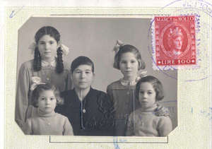 Photographie de famille pour passeport d’une femme et de ses quatre jeunes filles.