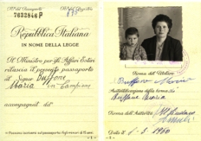 Passeport italien et photographie d’une jeune femme et d’un petit garçon.