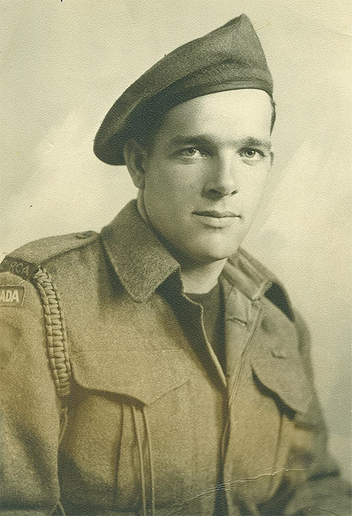 Portrait militaire d’un jeune homme en uniforme.