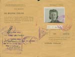 Vieux document de voyage de Kathleen datant de 1945, et photo d’identité.