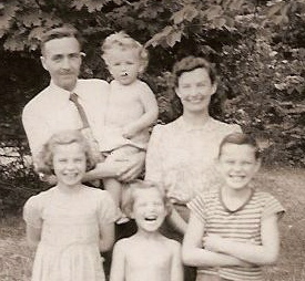 Vieille photographie de famille d’un homme, d’une femme et de quatre enfants. 