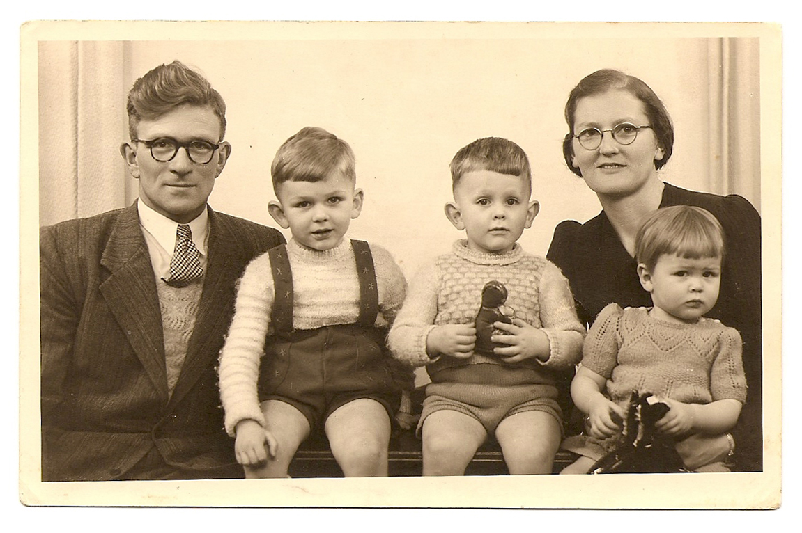 Photo plus ancienne de l'homme, la femme et trois enfants