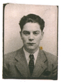 Photo du jeune Henry, portant costume et cravate.