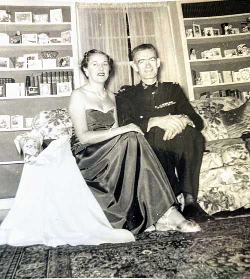 Un jeune homme et une jeune femme s’assoient sur un canapé pour se faire photographier.
