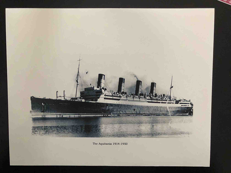Carte postale montrant le navire Aquitania.