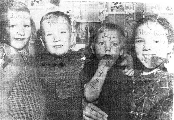 Image d’archives de quatre enfants avec leur nom écrit sur la photo.