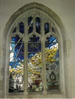 Le vitrail coloré de l’église.