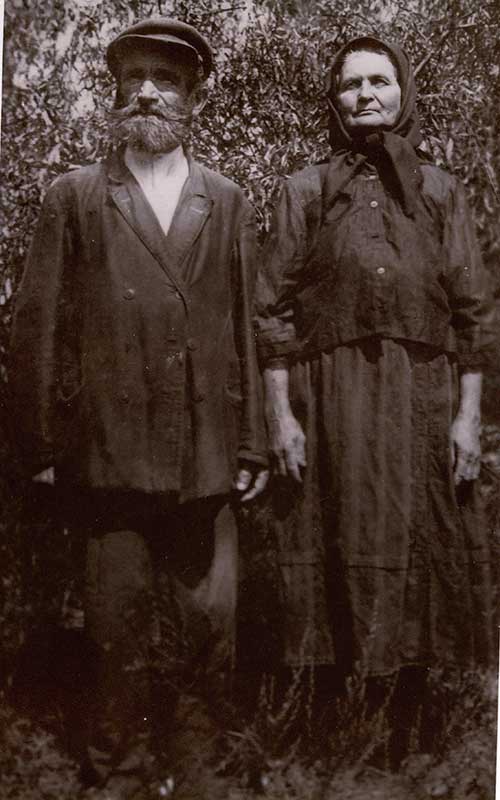 Image d’archives d’un couple inconnu vêtu de noir.