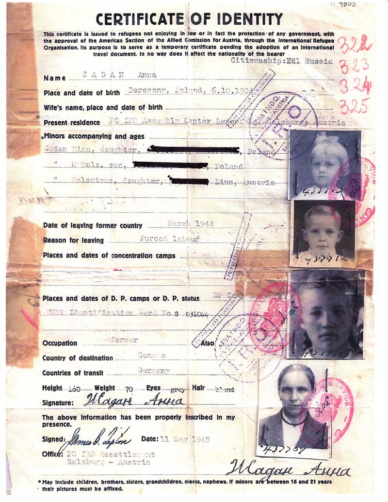 Ancien document intitulé Certificat d’identité, avec photos agrafées.