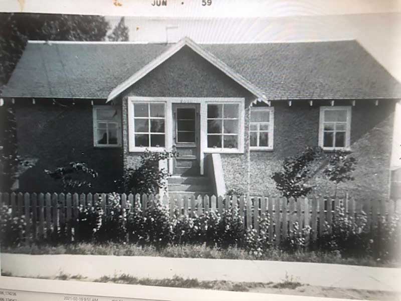Image d’archives d’une maison entourée d’une clôture.