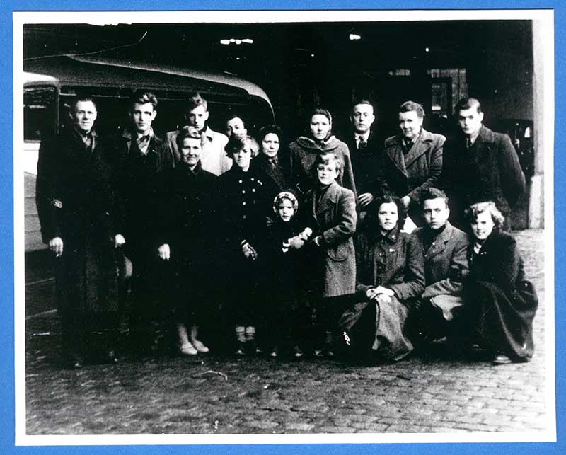 Image noire et blanche de plusieurs hommes, femmes et enfants posant pour la caméra.