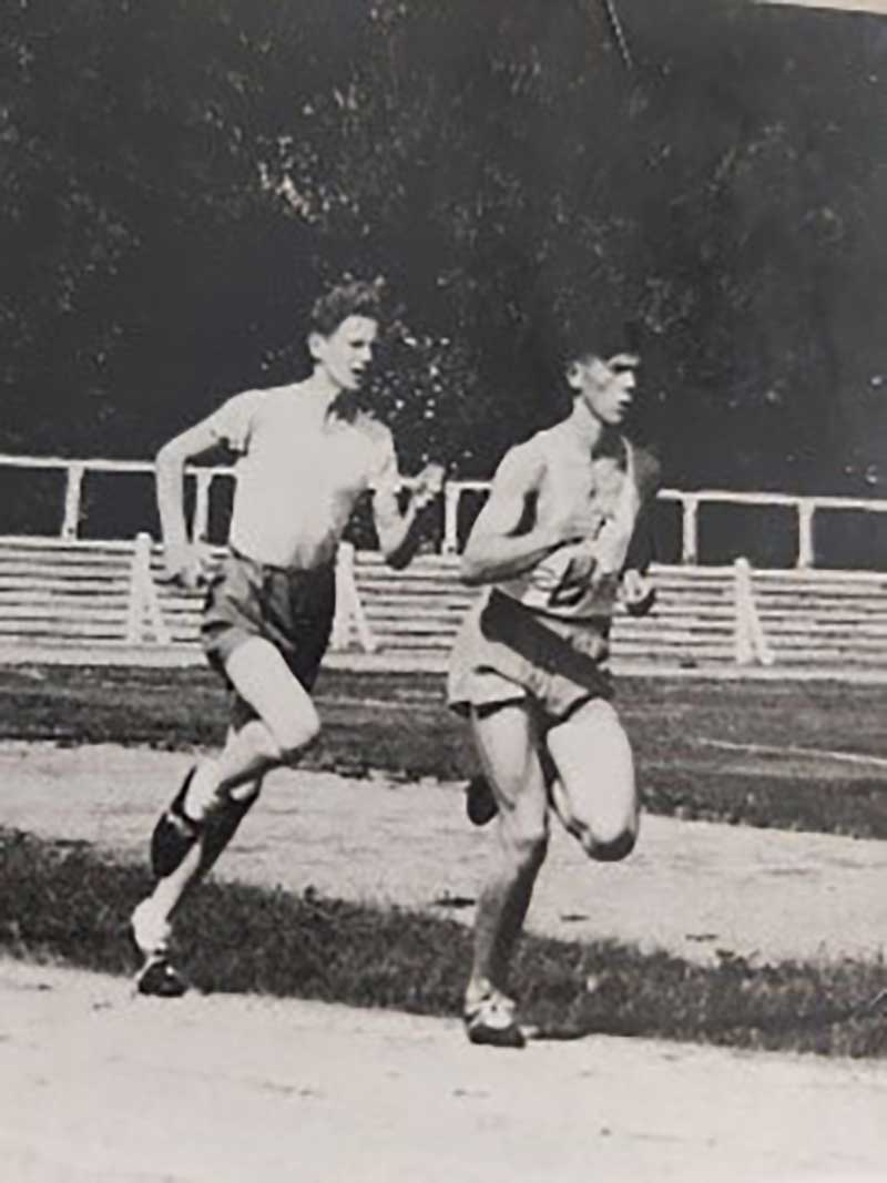 Une image d’archives de deux hommes courant sur une piste ovale.