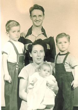 Portrait d’un jeune homme et d’une femme avec trois enfants.