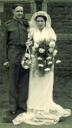 Fiancés le jour du mariage, la future mariée portant un bouquet de fleurs.