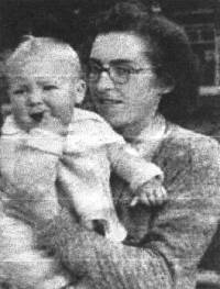 Photo plus ancienne d’une femme portant des lunettes et tenant un petit garçon.