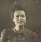 Ancien passeport photo d’une femme, il a les marques d’un timbre.