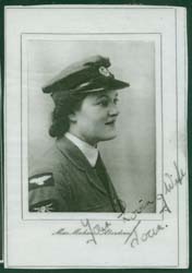 Image de profil encadrée de Joan jeune femme, portant une tenue militaire. 