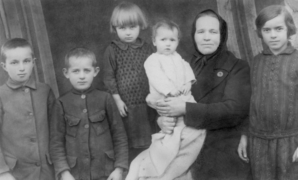 Photo de passeport d’archives d’une femme et de cinq enfants.