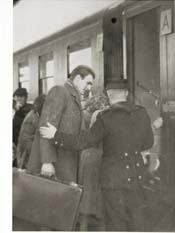 John monte dans le train avec sa valise à la main, le conducteur vérifie son billet.