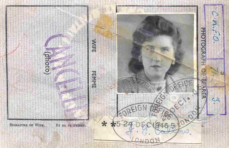 Ancienne copie de passeport avec photo et timbres.