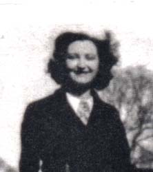 Image d’archives d’une jeune femme portant un manteau noir.