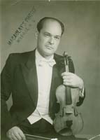 Portrait du jeune Janis en cravate blanche et queue-de-pie, tenant un violon.