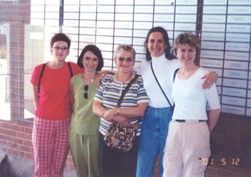 Karen et sa famille devant des plaques au Quai 21.