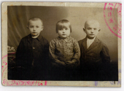 Vieille photographie d’identité de passeport tamponnée de trois petits enfants. 