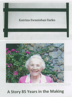Image de Katrina âgée, portant du rose, près d’une plaque portant son nom.