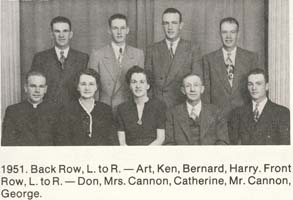 Photo de famille avec deux femmes, trois hommes assis et quatre hommes debout derrière.