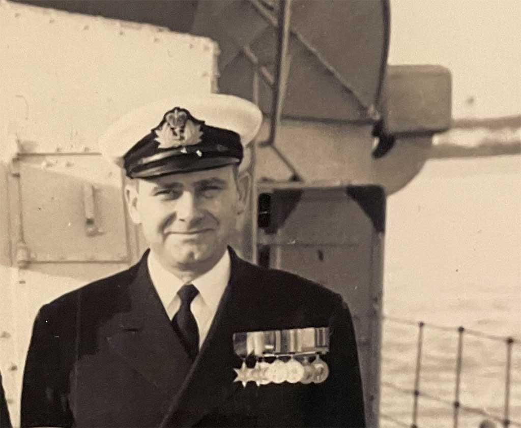 Une image d’archives d’un jeune homme en uniforme naval.