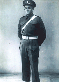 Portrait en pied du jeune Cecil en uniforme.