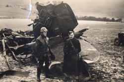 Deux jeunes soldats debout devant une structure en métal.