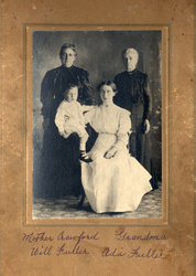 Portrait d’une femme en blanc assise tenant un bébé et de deux femmes en noir debout derrière elle.