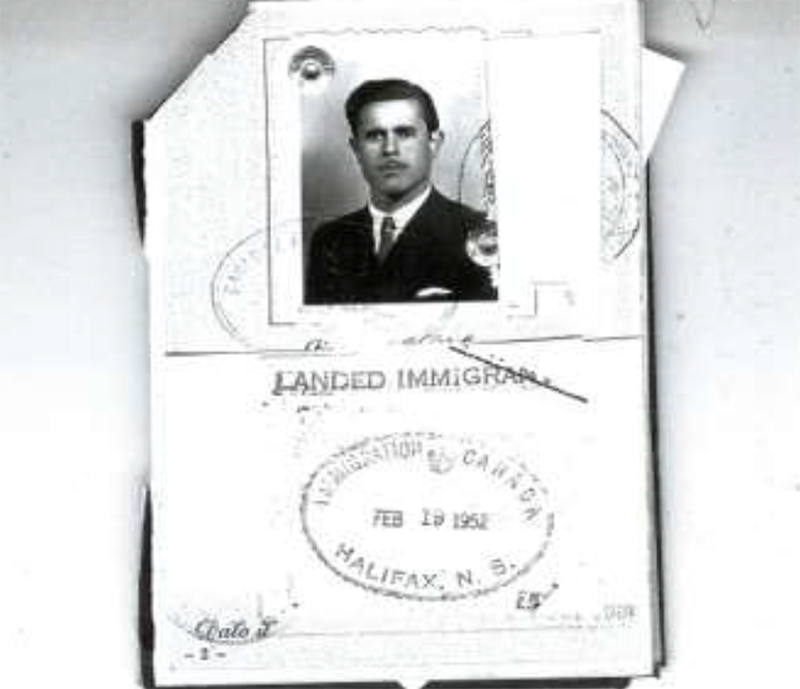 De vieux papiers d’immigration montrant des timbres et une photo de la tête.