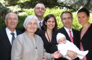 Photo de famille en couleur avec petit bébé en robe de baptême.