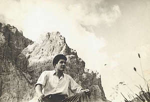Le jeune Leonardo assis sur la colline rocheuse près de sa ville natale.