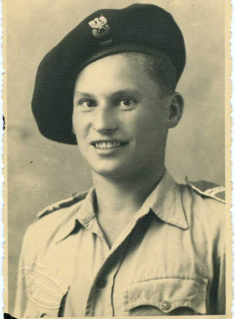 Vieille photo de jeune homme en uniforme militaire