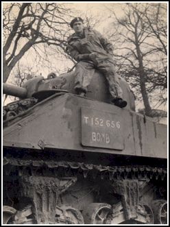 Le jeune Walter en équipement de l’armée, assis sur son tank, Bomb.