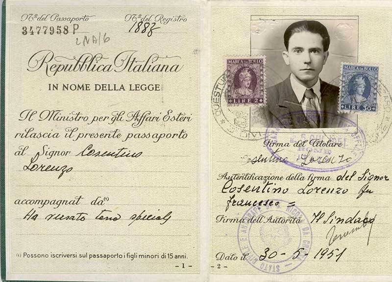 Ancien passeport montrant la photo de l’homme et l’écriture italienne.