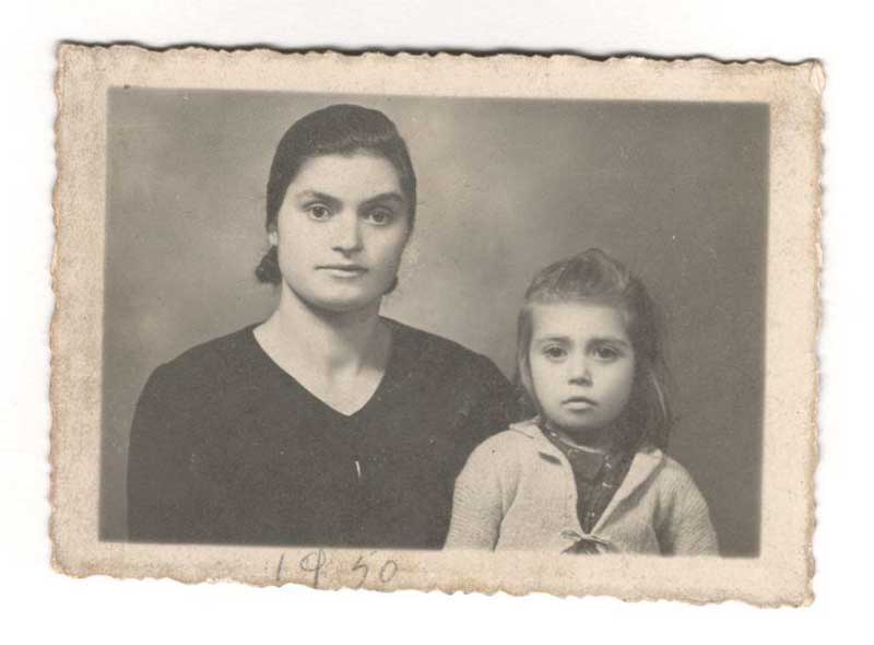 Photo archivistique d’une femme et de sa fille, datée de 1950.