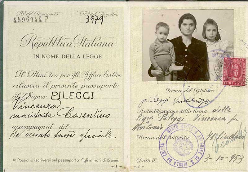 Vieux passeport montrant la femme et deux petits enfants et l’écriture italienne.