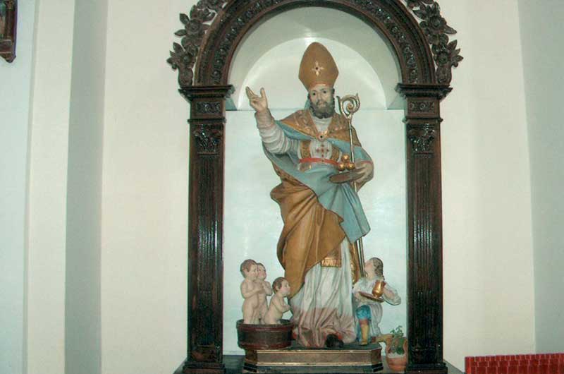 Statue d’une figure religieuse du nom de San Nicola.