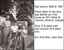 Photographie extérieure d’un homme, de deux enfants et d’un vélo.