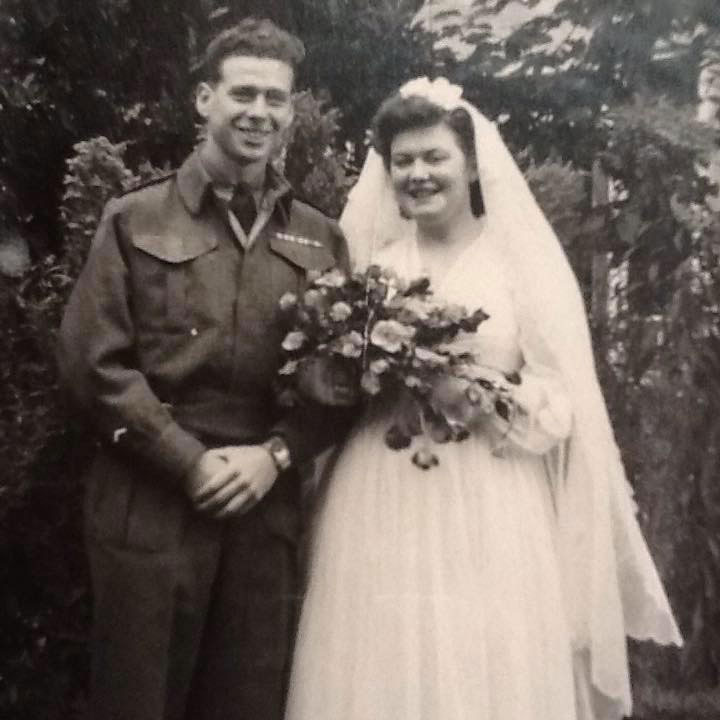 La photo de mariage de Barrie Wingrave, Armée canadienne, et Lorill Wingrave, Marine royale