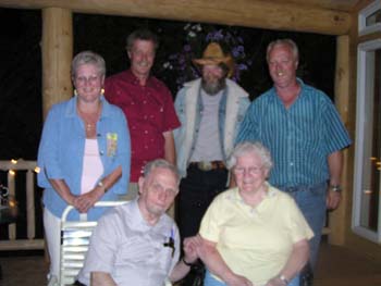 Photographie couleur montrant six membres adultes de la famille, situés sur un patio.
