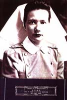 Portrait de la jeune Vera portant un uniforme d’infirmière de l’armée.