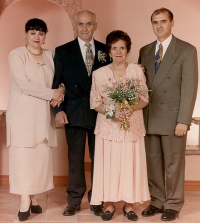 Portrait de famille coloré de Luigi et de sa sœur adultes, avec leurs parents entre eux.